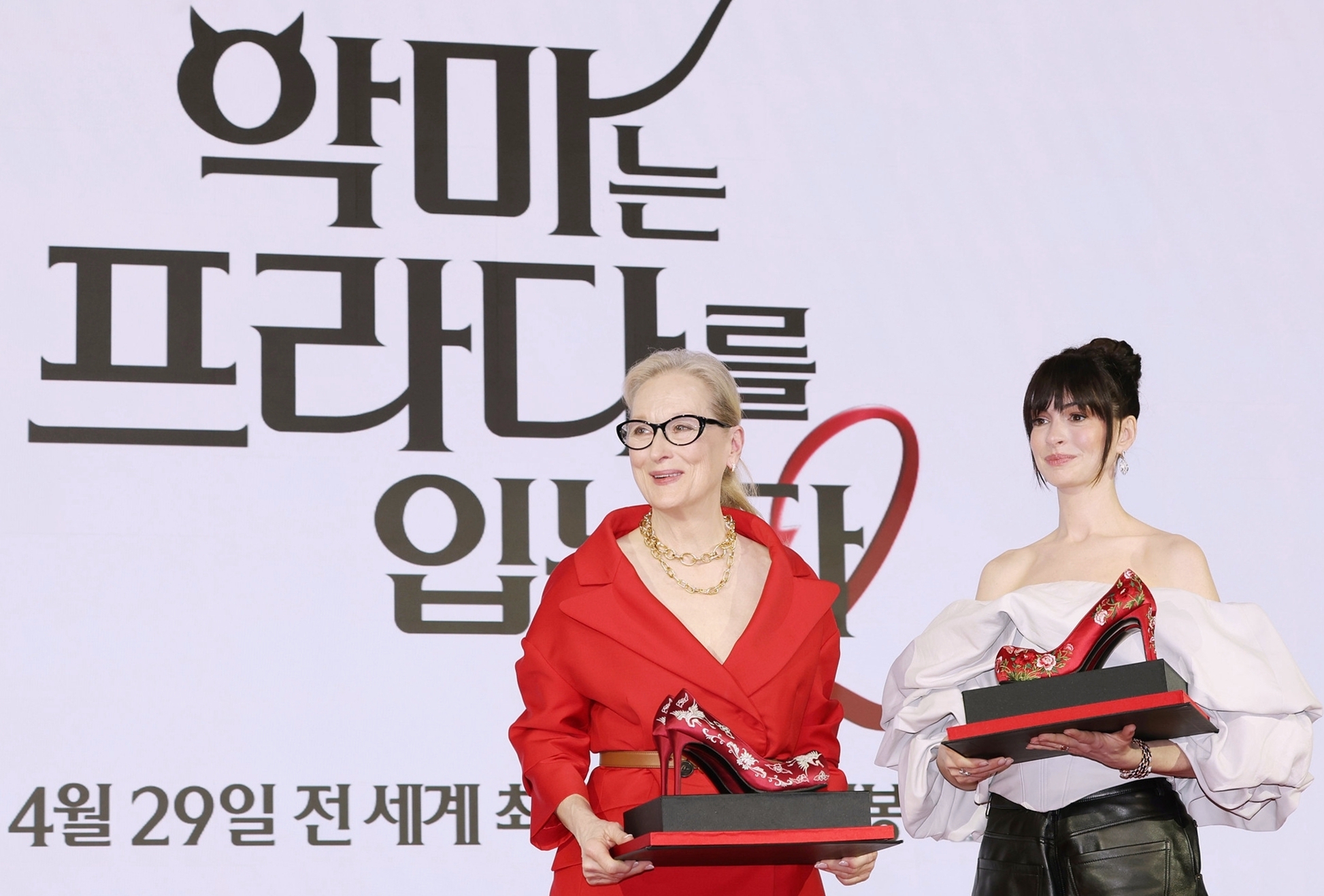 Am 8. April posieren die Schauspielerinnen Meryl Streep und Anne Hathaway mit  roten Stöckelschuhen, die mit traditionellen koreanischen Mustern verziert sind, an der Pressevorführung für den Film “Der Teufel trägt Prada2” im Four Seasons Hotels and Resorts in Seoul ⓒ Lee Jeong Woo/korea.net 