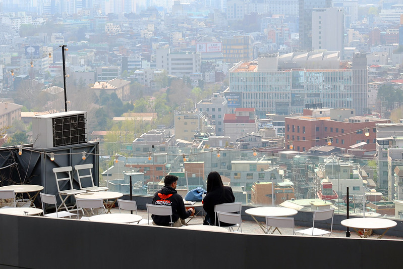Besucher können in einem Rooftop-Café-Café in Haebangchon das Panorama der Stadt Seoul genießen ⓒ Lee Jeong Woo/korea.net 