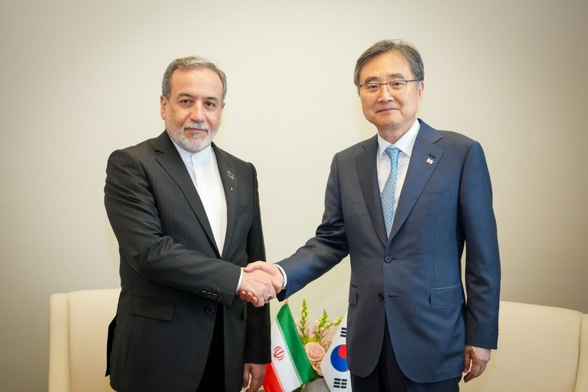 Cho Hyun, Minister f&uuml;r Ausw&auml;rtige Angelegenheiten (rechts), und der iranische Au&szlig;enminister Abbas Araghtschi sch&uuml;tteln sich am 25. September 2025 ihre H&auml;nde vor dem Gipfeltreffen, das im Rahmen der 80. UN-Generalversammlung auf hoher Ebene stattfand ⓒ Ministerium f&uuml;r Ausw&auml;rtige Angelegenheiten