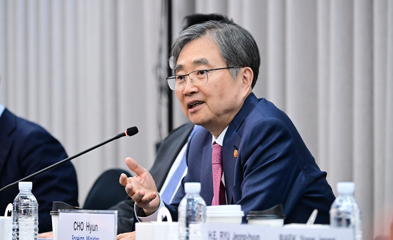 Der koreanische Minister f&uuml;r Ausw&auml;rtige Angelegenheiten Cho Hyun &auml;u&szlig;ert sich am 14. April im Geb&auml;ude des Ministeriums f&uuml;r Ausw&auml;rtige Angelegenheiten zu Ma&szlig;nahmen der R&uuml;stungskooperation zwischen Korea und der NATO