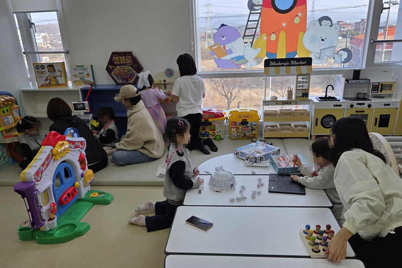 Kinder und Eltern in der Einrichtung für gemeinsame Betreuung in Nonsan ⓒ Stadt Nonsan