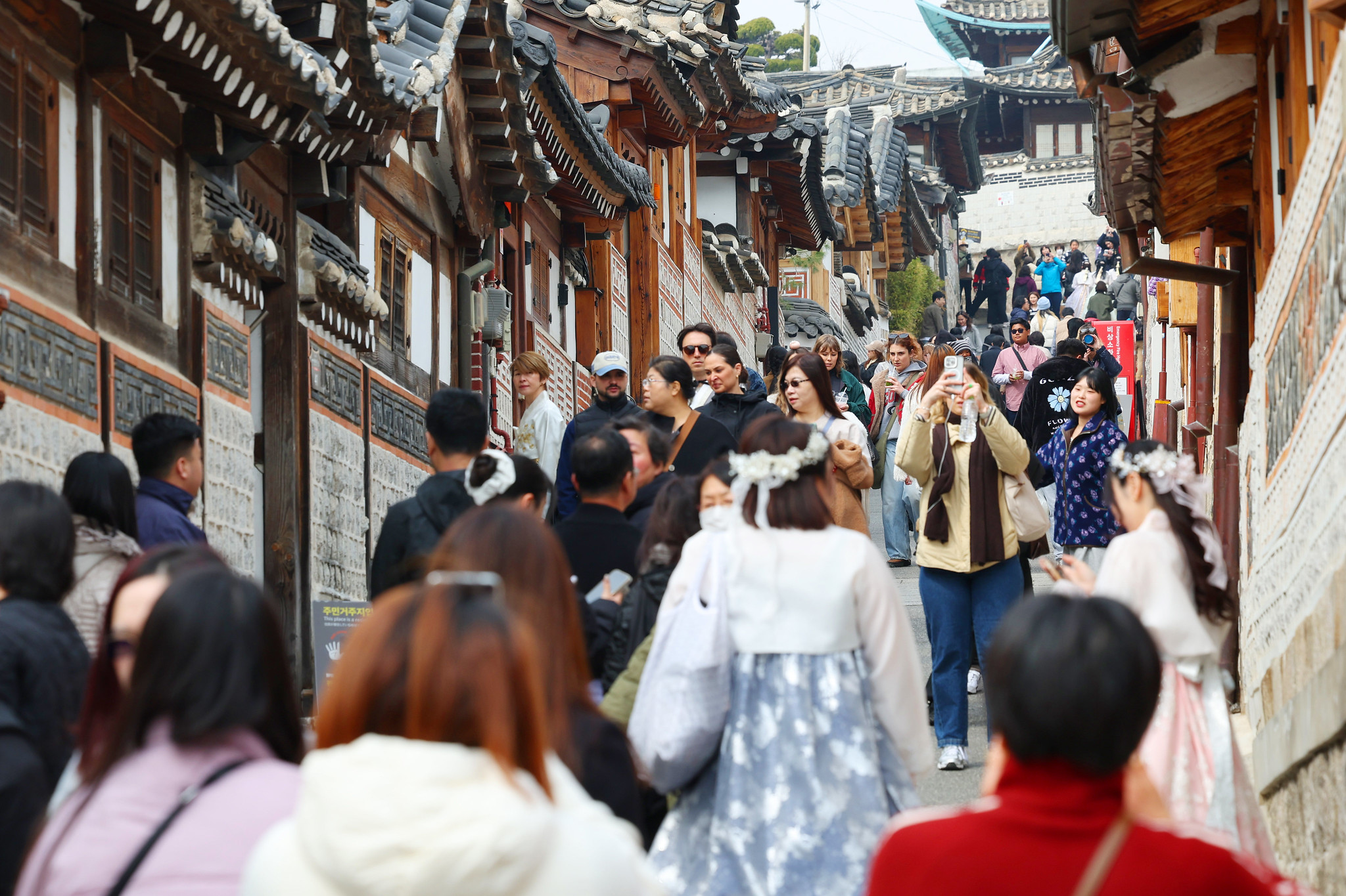 Foto: Internationale Touristen im Bukchon-Hanokdorf in Jongno-gu, Seoul ⓒ Lee Jeong Woo/korea.net 