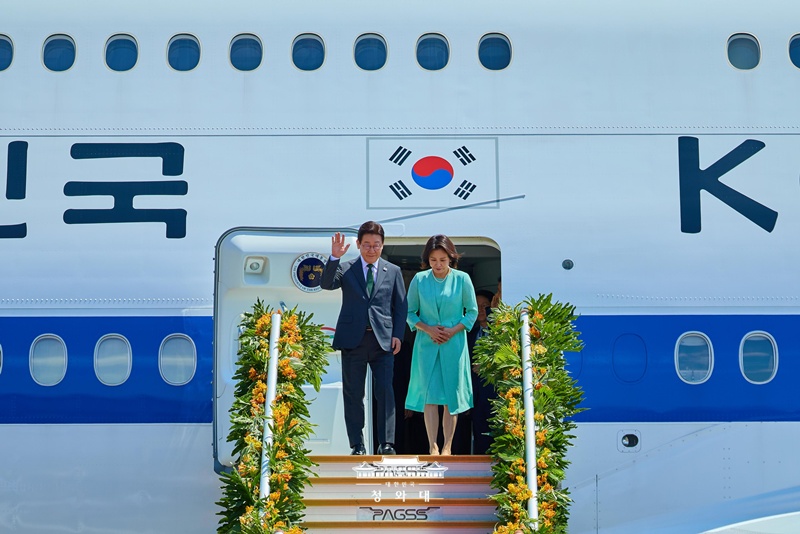 Am 3. M&auml;rz begr&uuml;&szlig;en Pr&auml;sident Lee Jae Myung (links) und seine Ehefrau Kim Hea Kyung auf dem Milit&auml;rflughafen Villamor auf den Philippinen die Anwesenden ⓒ Cheong Wa Dae