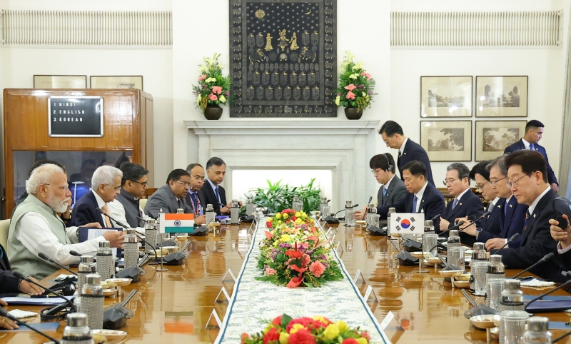 Pr&auml;sident Lee Jae Myung (Erster von rechts) und der indische Premierminister Narendra Modi (Erster von links) nehmen am 20. April im Hyderabad House in New-Delhi, dem offiziellen G&auml;stehaus, am Gipfeltreffen zwischen Korea und Indien teil