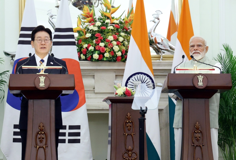 Pr&auml;sident Lee Jae Myung (links) und der indische Premierminister Narendra Modi nehmen am 20. April im Hyderabad House in New-Delhi, dem offiziellen G&auml;stehaus, an der gemeinsamen Pressekonferenz teil 