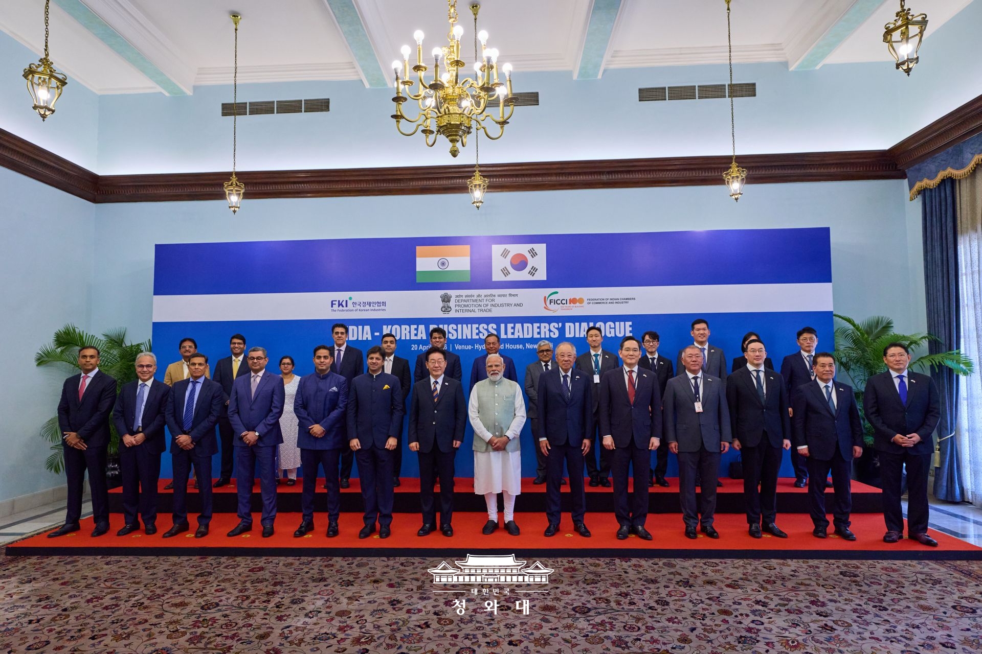 Am 20. April posieren Pr&auml;sident Lee Jae Myung (Siebter von links in der ersten Reihe) und der indische Premierminister Narendra Modi (Siebter von rechts in der ersten Reihe) im Amtssitz des Premierministers in New-Delhi f&uuml;r ein Erinnerungsfoto mit Teilnehmern des Korea-Indien-Wirtschaftsdialogs ⓒ Cheong Wa Dae