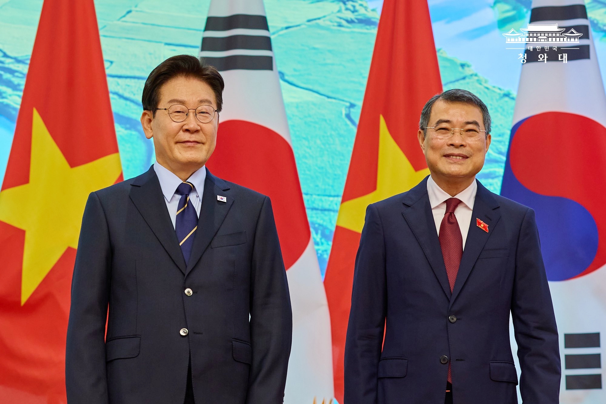 Am 23. April posiert Pr&auml;sident Lee Jae Myung (links) im B&uuml;ro des Premierministers in Hanoi f&uuml;r ein Erinnerungsfoto mit L&ecirc; Minh Hưng, dem vietnamesischen Ministerpr&auml;sidenten, vor dem Gespr&auml;ch ⓒ Cheong Wa Dae