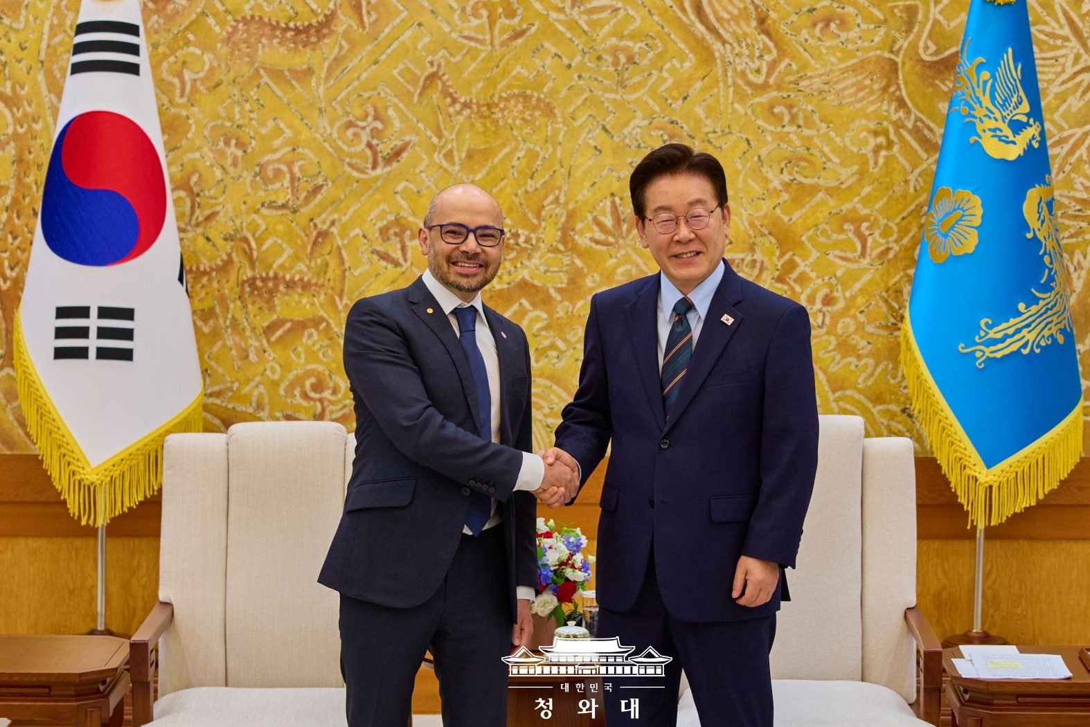 Am 27. April posiert Präsident Lee Jae Myung (rechts) im Cheong Wa Dae mit Demis Hassabis, Mitbegründer des Unternehmens DeepMind Technologies, für ein Erinnerungsfoto ⓒ Cheong Wa Dae