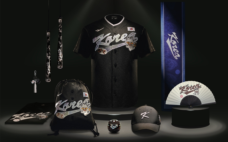 Die Korea Baseball Organization (KBO) stellte im letzten Jahr Uniformen, Mützen und T-Shirts vor, die basierend auf dem Design des Abzeichens von „Elster und Tiger” produziert wurden