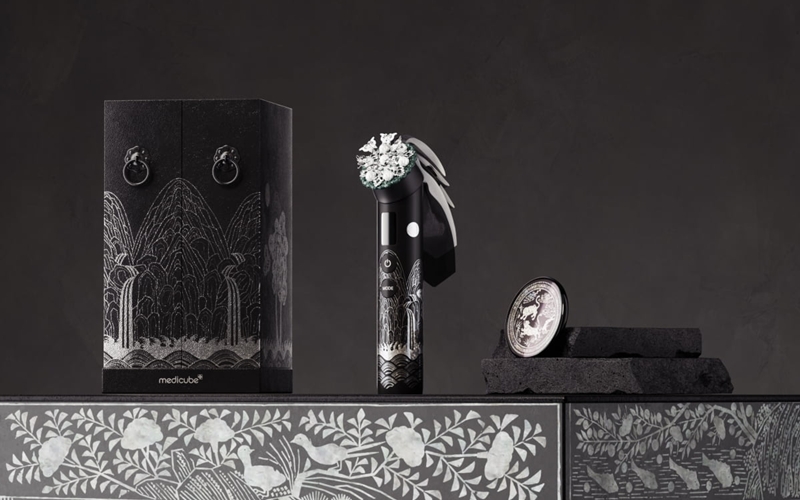 Foto: Medicube Booster Pro Irworobongdo Edition, die anlässlich des APEC-Treffens 2025 in Gyeongju in Zusammenarbeit mit dem koreanischen Beauty-Tech-Unternehmen APR produziert wurde. Diese Produkte wurden während des APEC-Treffens den Staats- und Regierungschefs der teilnehmenden Länder und deren Ehepartnern als offizielles Geschenk überreicht