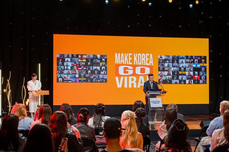 Am 7. Mai h&auml;lt Kong Hyungsik, Abteilungsleiter f&uuml;r &ouml;ffentliche Kommunikation des Ministeriums f&uuml;r Kultur, Sport und Tourismus, im koreanischen Fernsehsender Arirang TV bei der Er&ouml;ffnungsfeier der K-Influencer-Kampagne siene Begr&uuml;&szlig;ungsrede