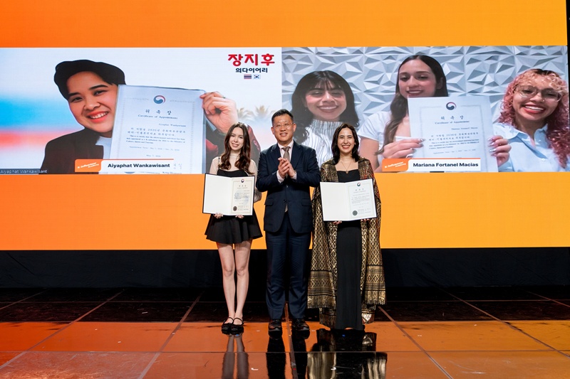 Am 7. Mai &uuml;bergab Kong Hyungsik, Abteilungsleiter f&uuml;r &ouml;ffentliche Kommunikation des Ministeriums f&uuml;r Kultur, Sport und Tourismus, bei der Er&ouml;ffnungszeremonie der K-Influencer-Kampagne im koreanischen Fernsehsender Arirang TV die Ernennungsurkunden an die ausgew&auml;hlten K-Influencer 