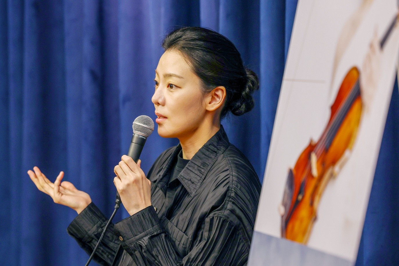 Am 7. Mai beantwortet die deutsch-koreanische Geigerin Clara-Jumi Kang im Credia Classic Club in Jongno-gu, Seoul, Fragen von Journalisten 