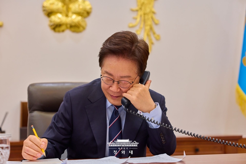 Am 8. Mai f&uuml;hrt Pr&auml;sident Lee Jae Myung im Cheong Wa Dae in Jongno-gu, Seoul, ein Telefongespr&auml;ch mit dem kanadischen Premierminister Mark Carney ⓒ Cheong Wa Dae