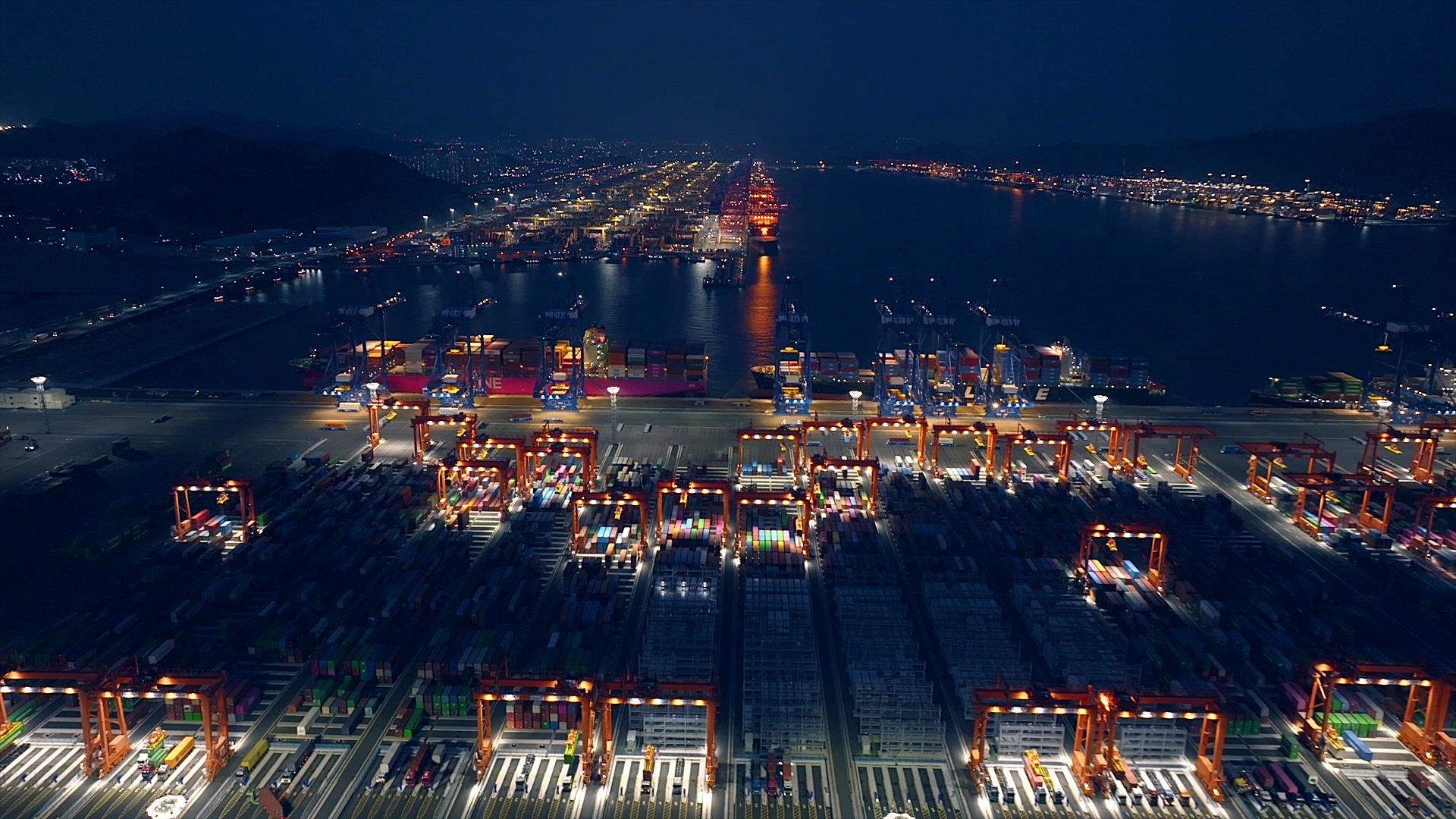 Laut der Bank von Korea betrug das koreanische Wirtschaftswachstum im ersten Quartal dieses Jahres 1,694 % und belegt damit den Spitzenplatz unter den wichtigen L&auml;ndern. Foto: Der Abendlandschaft des Busan-Hafens ⓒ Dongwon Global Terminal Busan