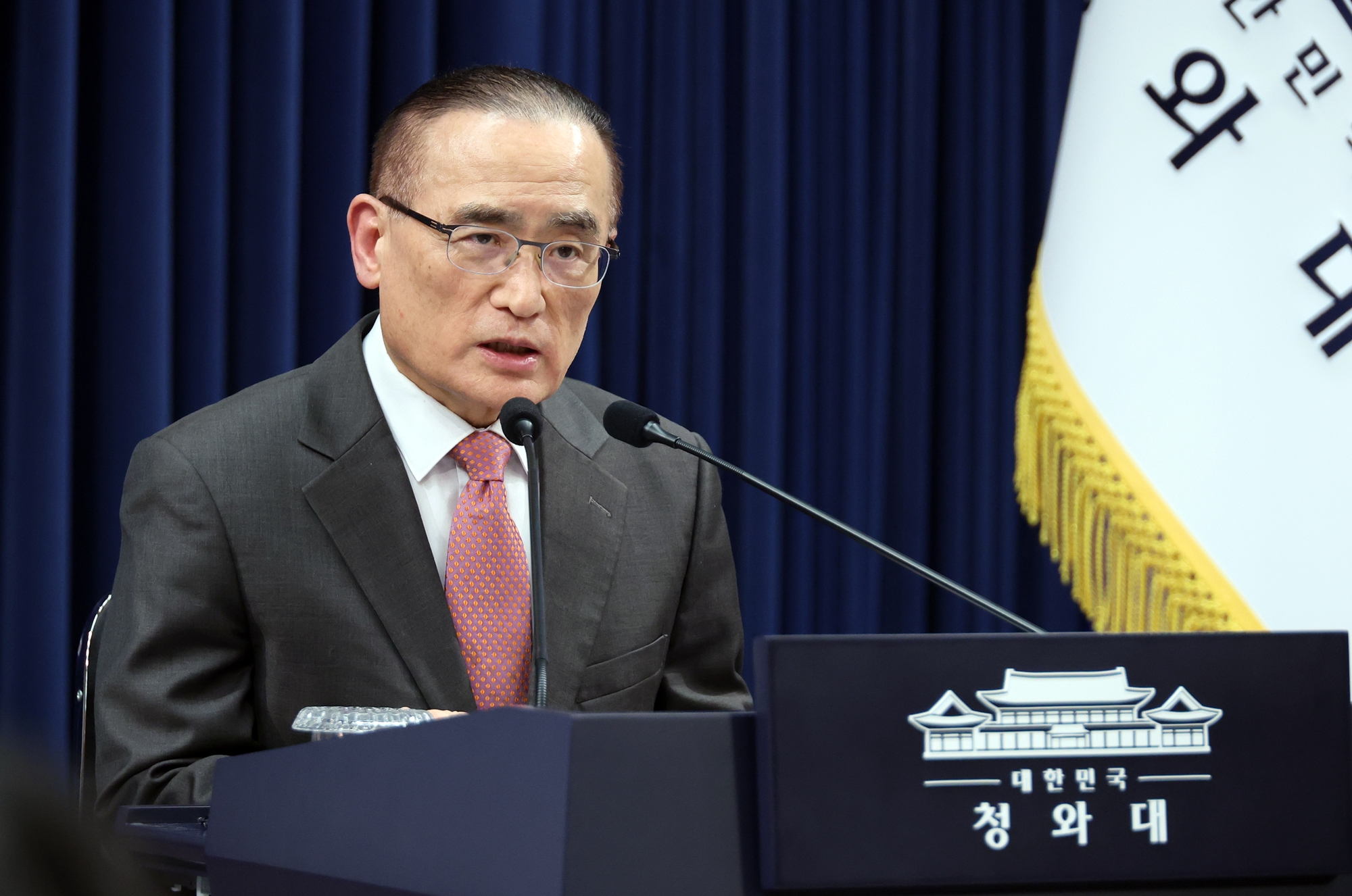 Am 11. Mai gibt Wi Sung-lag, Leiter des Büros für nationale Sicherheit, im Cheong Wa Dae in Jongno-gu, Seoul, ein Briefing über den angegriffenen koreanischen Frachter „HMM NAMU” in der Straße von Hormus ⓒ Yonhap News