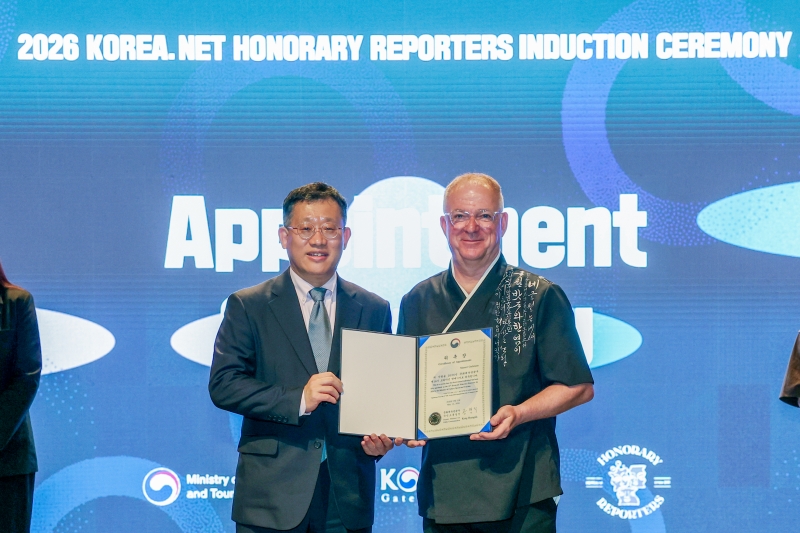 Am 12. Mai überreicht Kong Hyungsik, Abteilungsleiter für öffentliche Kommunikation des Ministeriums für Kultur, Sport und Tourismus (links), im Nationalmuseum für moderne und zeitgenössische Kunst in Jongno-gu, Seoul, die Ernennungsurkunde an den deutschen Ehrenberichterstatter Manuel Guthmann 