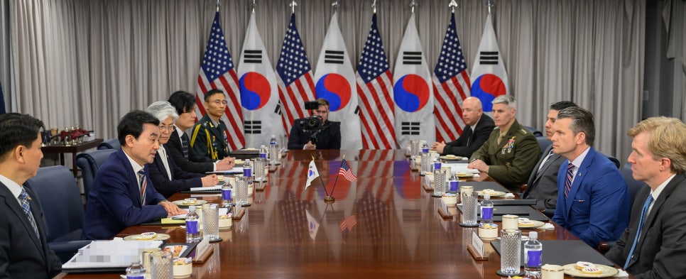 Am 11. Mai nehmen Ahn Gyu-Back, Minister für Verteidigung (Zweiter von links), und Pete Hegseth, der US-amerikanische Verteidigungsminister (Zweiter von rechts), im Pentagon am Ministertreffen teil ⓒ Ministerium für Verteidigung 