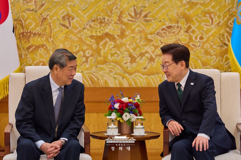 Foto: Pr&auml;sident Lee Jae Myung (rechts) und der chinesische stellvertretende Ministerpr&auml;sident He Lifeng am 13. Mai im Cheong Wa Dae in Jongno-gu, Seoul