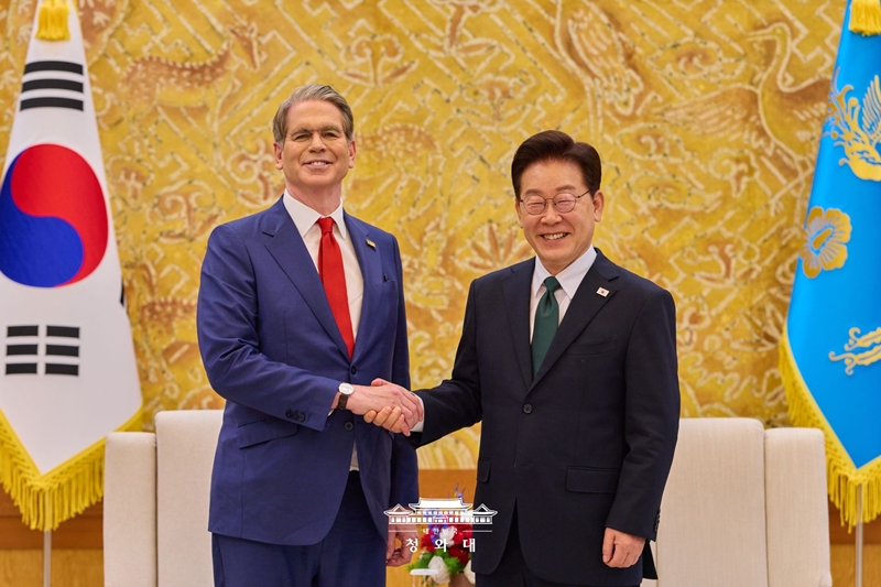 Foto: Pr&auml;sident Lee Jae Myung (rechts) und der US-amerikanische Finanzminister Scott Bessent am 13. Mai im Cheong Wa Dae in Jongno-gu, Seoul 