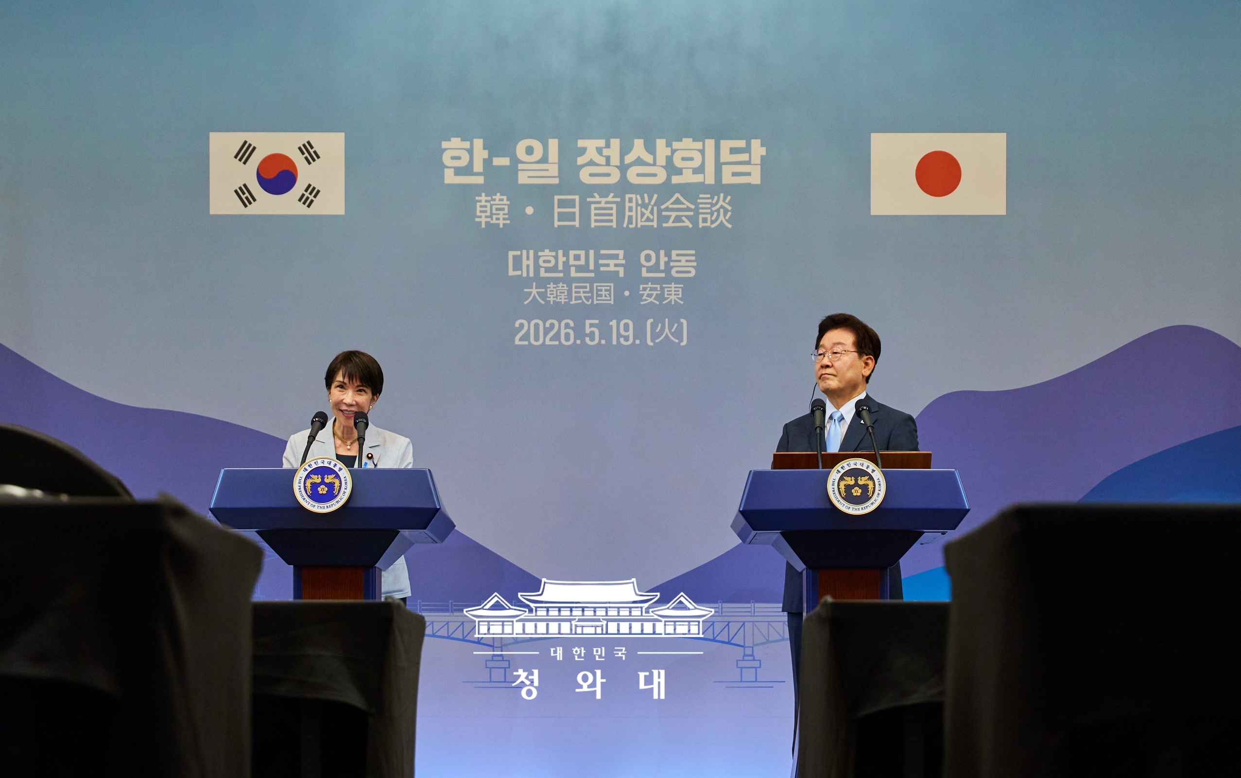 Am 19. Mai nehmen Präsident Lee Jae Myung (rechts) und die japanische Premierministerin Sanae Takaichi an der gemeinsamen Pressekonferenz in Andong in der Provinz Gyeongsangbuk-do teil  