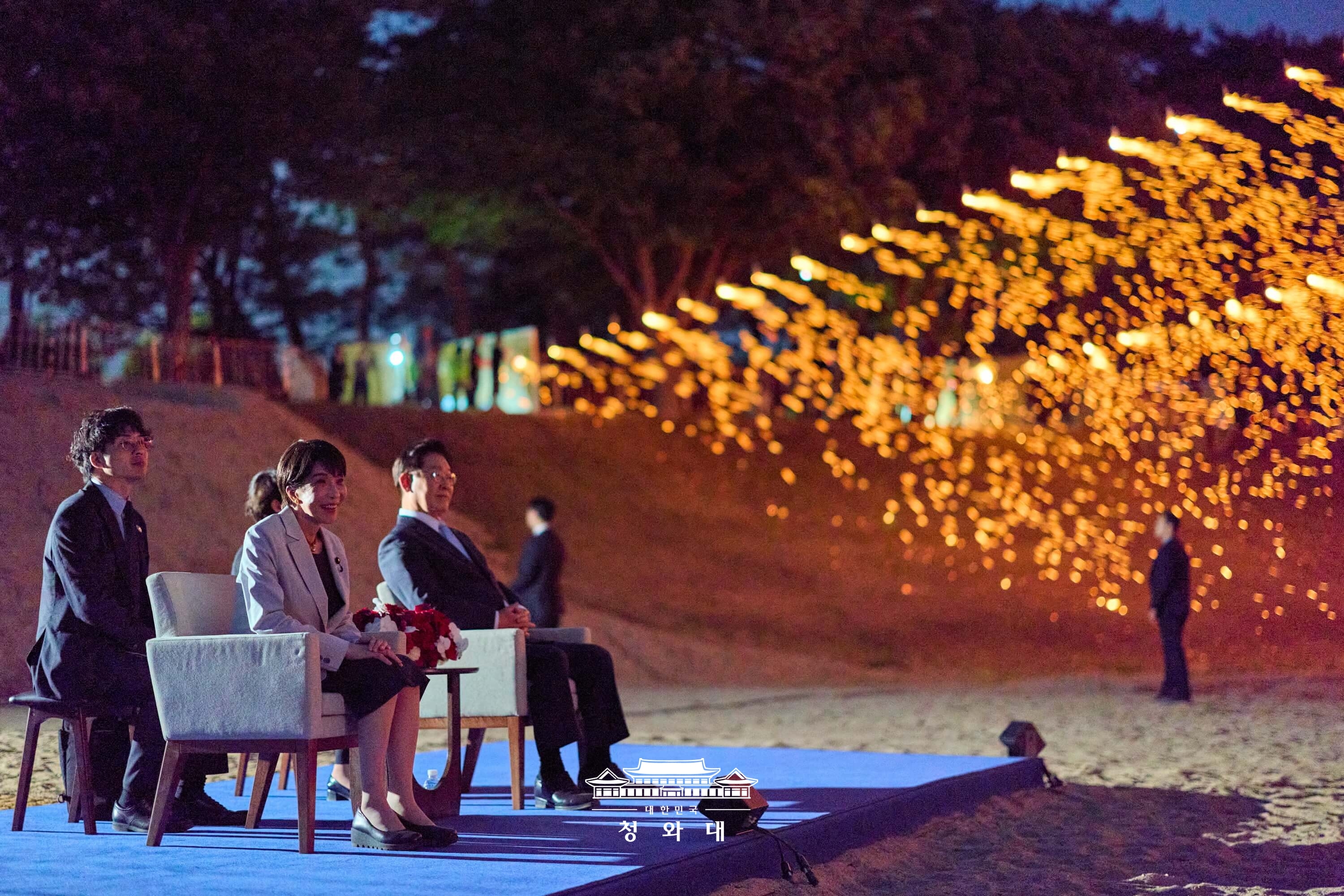 Am 19. Mai besuchen Präsident Lee Jae Myung und die japanische Premierministerin Sanae Takaichi nach ihrem Gipfeltreffen in Andong in der Provinz Gyeongsangbuk-do nach dem Gipfeltreffen das Seonyu-Julbul-Nori (traditionelles koreanisches Feuerwerk) 