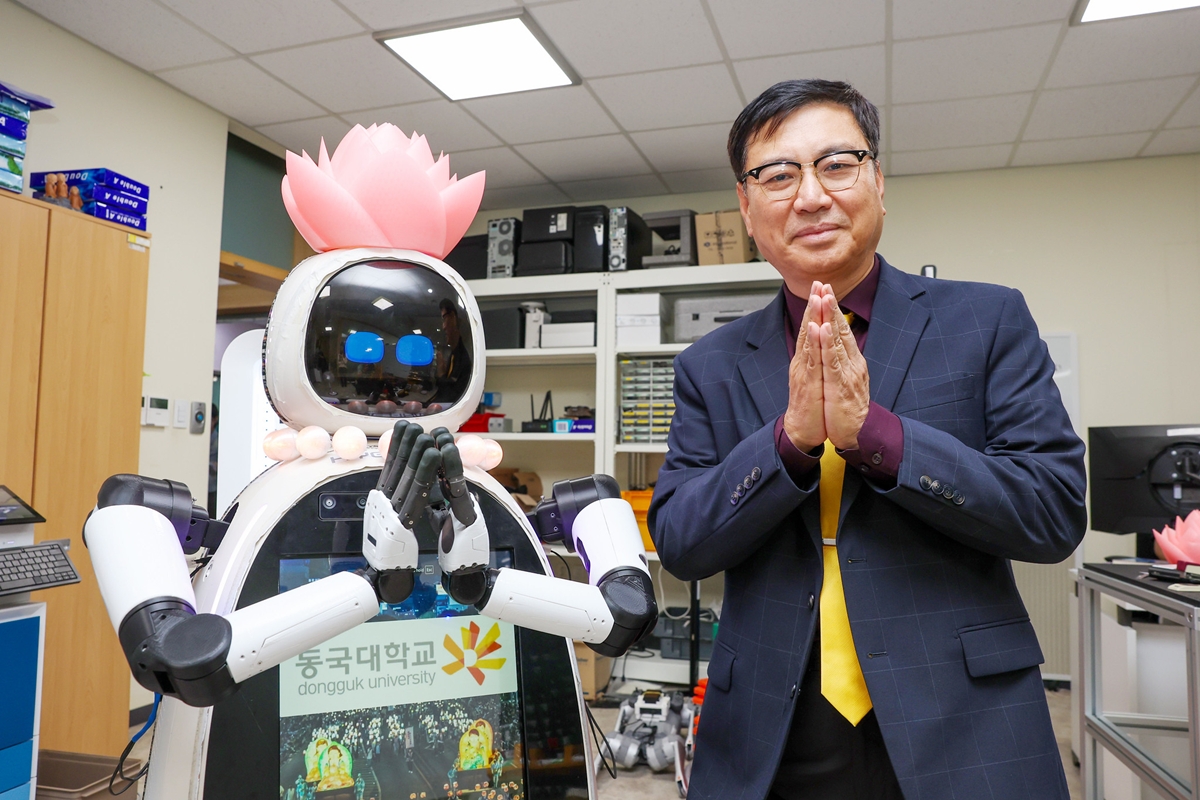 Foto: Der erste koreanische KI-Roboter-M&ouml;nch Hyean und Lim Joong Yeon, Professor f&uuml;r Maschinenbau, Robotik und Energietechnik an der Dongguk-Universit&auml;t, der die Entwicklung des KI-Roboter-M&ouml;nchs Hyean leitete