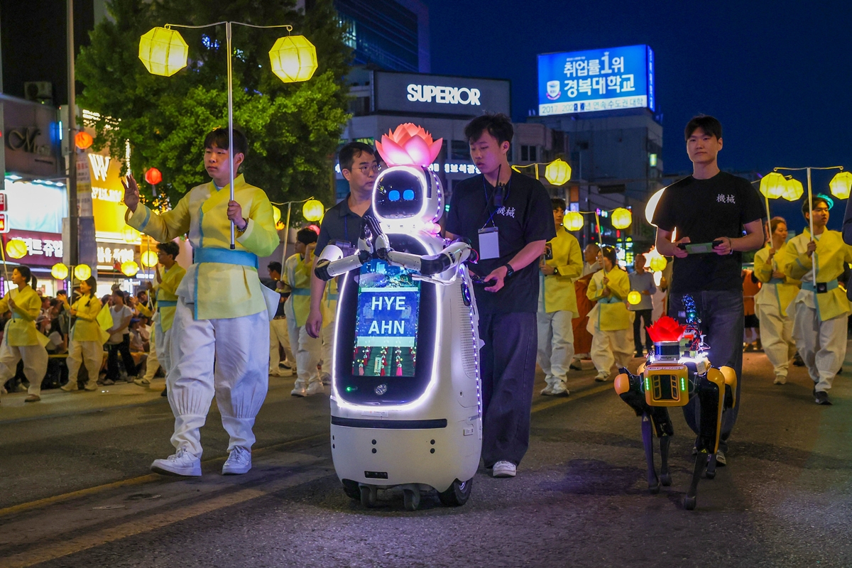 Am 16. Mai f&uuml;hrte der erste koreanische KI-Roboter-M&ouml;nch Hyean zusammen mit dem vierbeinigen Sicherheits- und Patrouillenroboter Googi die Laternenparade der Dongguk-Universit&auml;t beim Lotus-Laternen-Festival im Gebiet von Jongno-gu