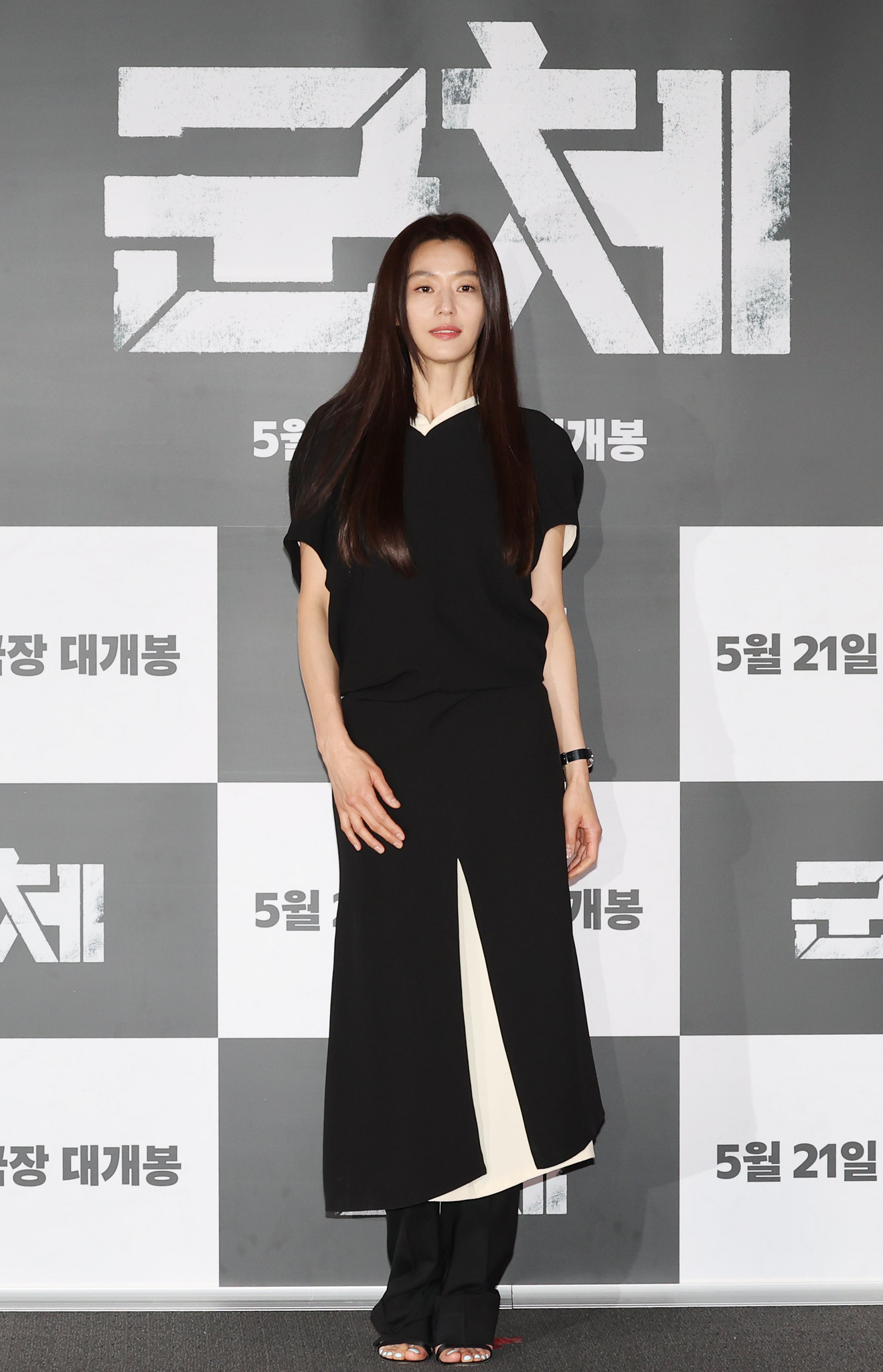 Die koreanische Schauspielerin Gianna Jun posiert am 20. Mai im GV Yongsan I’Park Mall in Yongsan-gu, Seoul, bei der Pressevorführung des neuen Films „Colony” vor Journalisten