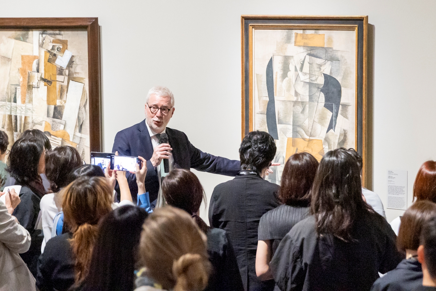 Am 19. Mai erkl&auml;rt Christian Briend, Chefkurator der Abteilung f&uuml;r moderne Sammlung am Centre Pompidou, im Centre Pompidou Hanwha in Yeongdeungpo-gu, Seoul, den Journalisten das Werk &bdquo;Frau mit Gitarre&rdquo; von Georges Braques (1913) ⓒ Hanwha Foundation of Culture  