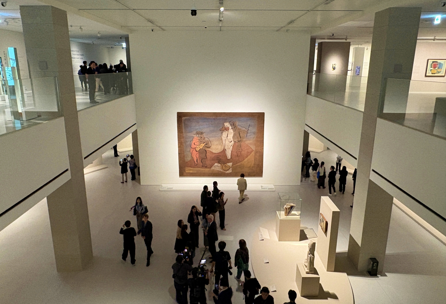 Am 19. Mai schauen sich Journalisten das Werk &bdquo;Rideau pour le ballet Mercure&rdquo; von Pablo Picasso im zweiten Ausstellungsraum des Centre Pompidou Hanwha ⓒ Charles Audouin/korea.net