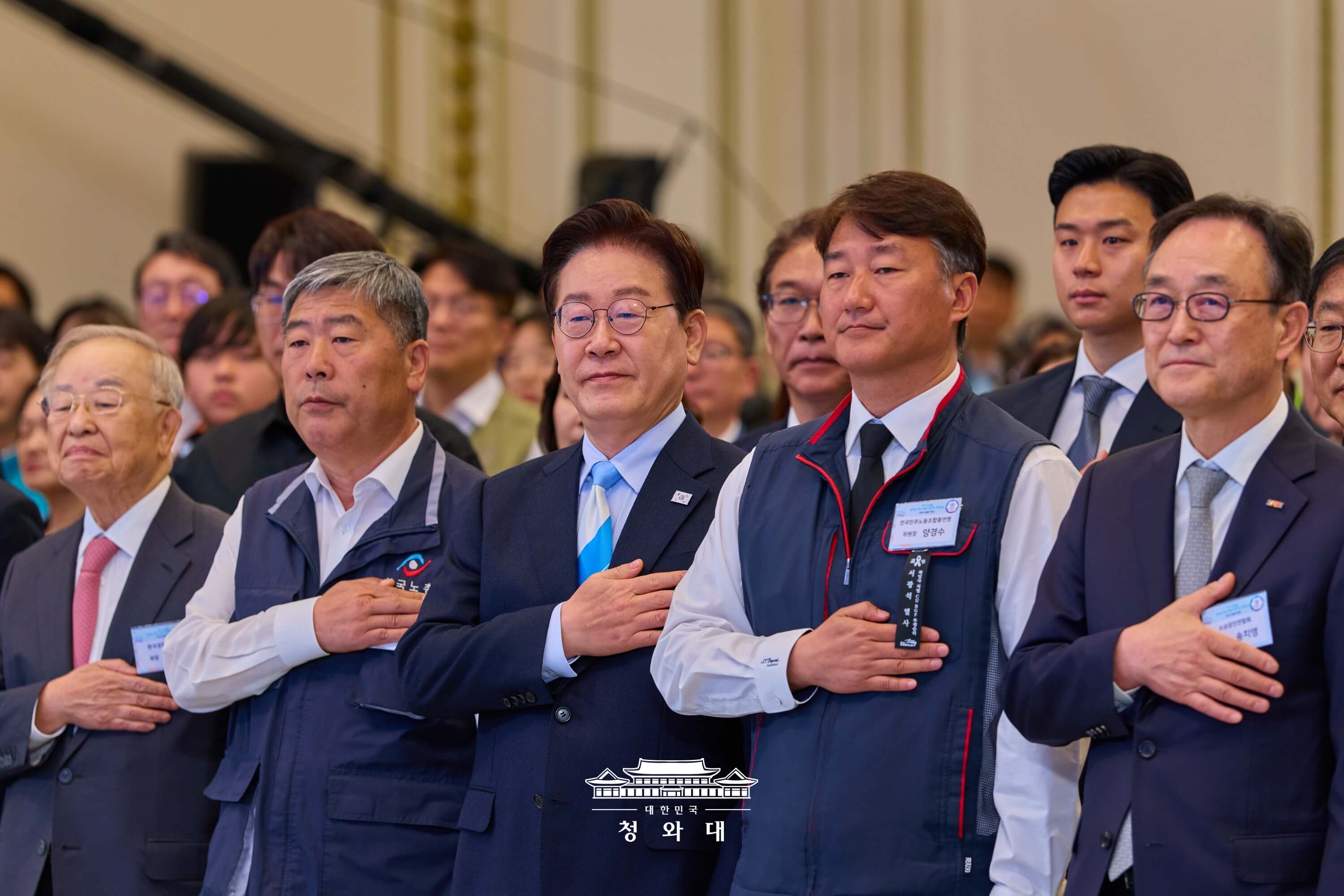 Am 1. Mai nimmt Pr&auml;sident Lee Jae Myung (Dritter von links) im Cheong Wa Dae an der Feier zum Tag der Arbeit teil ⓒ Cheong Wa Dae 