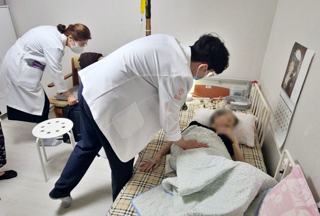 Medizinisches Fachpersonal mit medizinischer und pflegerischer Versorgung bei Patientinnen und Patienten ⓒ Provinz Gyeonggi-do