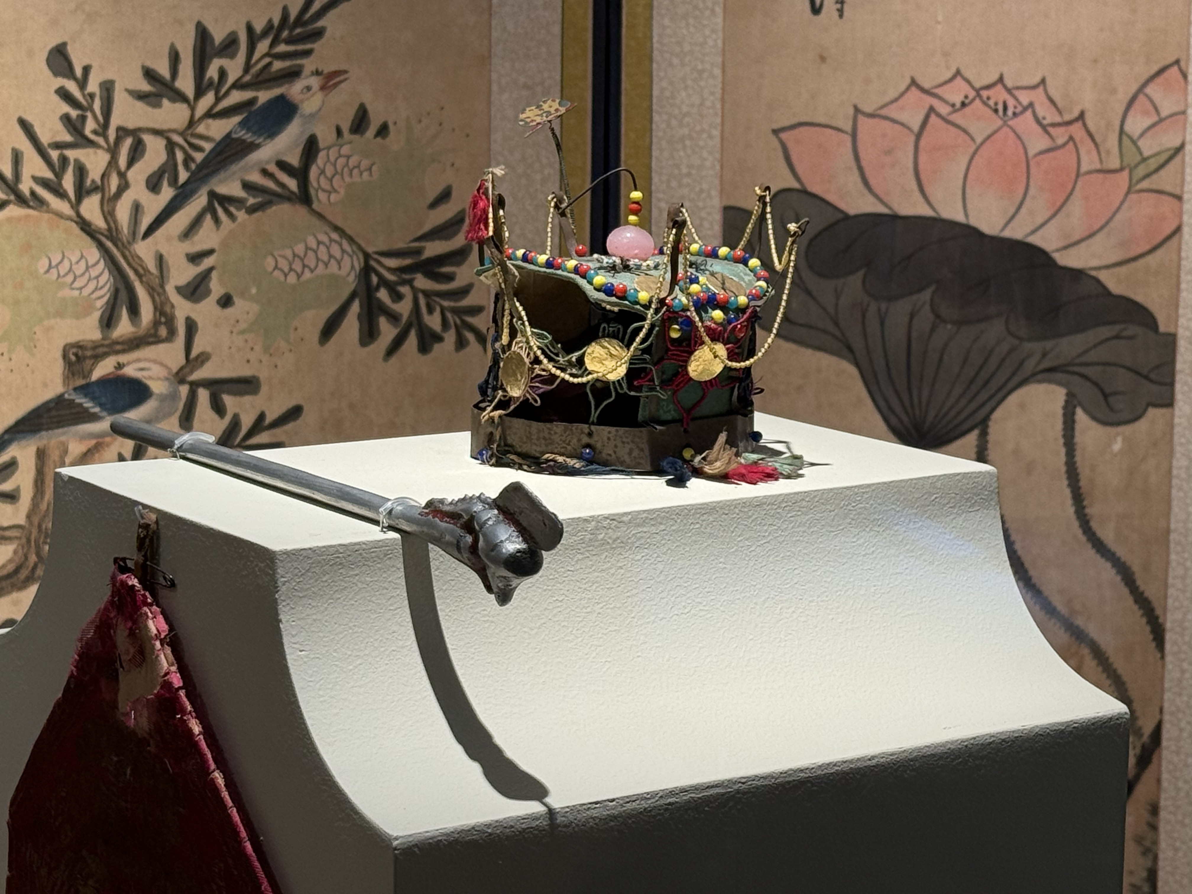 „Jokduri” (Brautkopfschmuck) und „Binyeo” (Haarnadel) in der Sonderausstellung „Ulsan Wedding Chronicles” im Ulsan Museum 