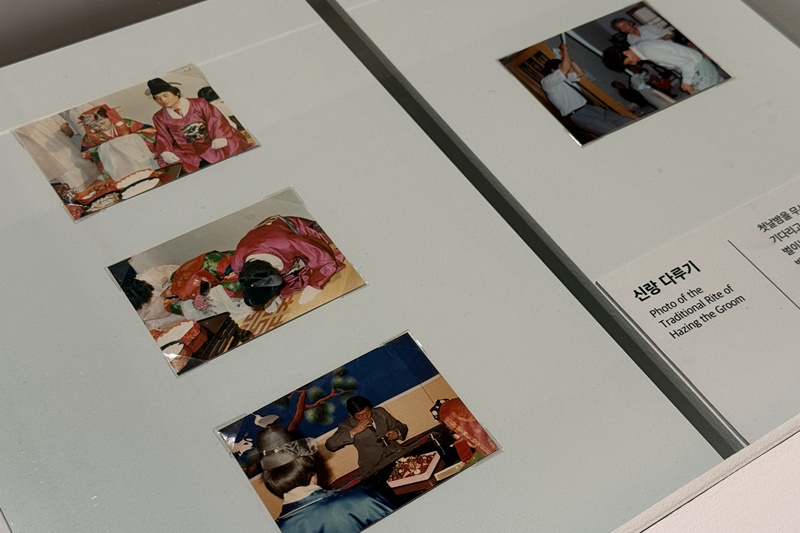  Fotos von „Pyebaek”, einem traditionellen koreanischen Hochzeitsritual, und „spielerischen Neckereien des Bräutigams”, einem koreanischen Hochzeitsritual 