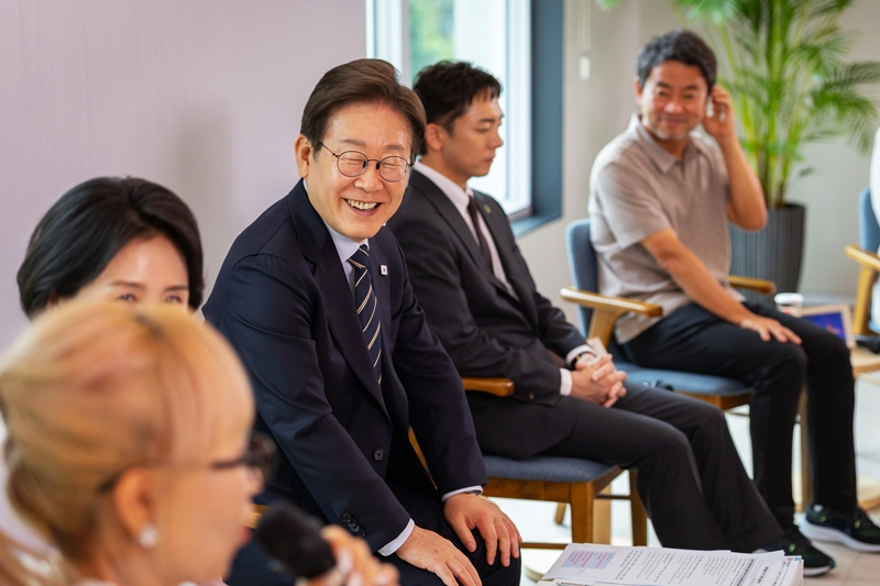Präsident Lee Jae Myung lächelt bei einem Treffen mit Preisträgern aus Kultur und Kunst im Präsidialamt in Yongsan (Seoul).