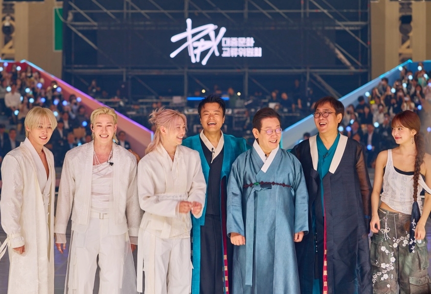 Gruppenfoto bei der Gründungszeremonie der Kommission für den Austausch populärer Kultur am 1. Oktober im KINTEX in Goyang mit Präsident Lee Jae Myung, Park Jin-young, Straykids und Le Sserafim.