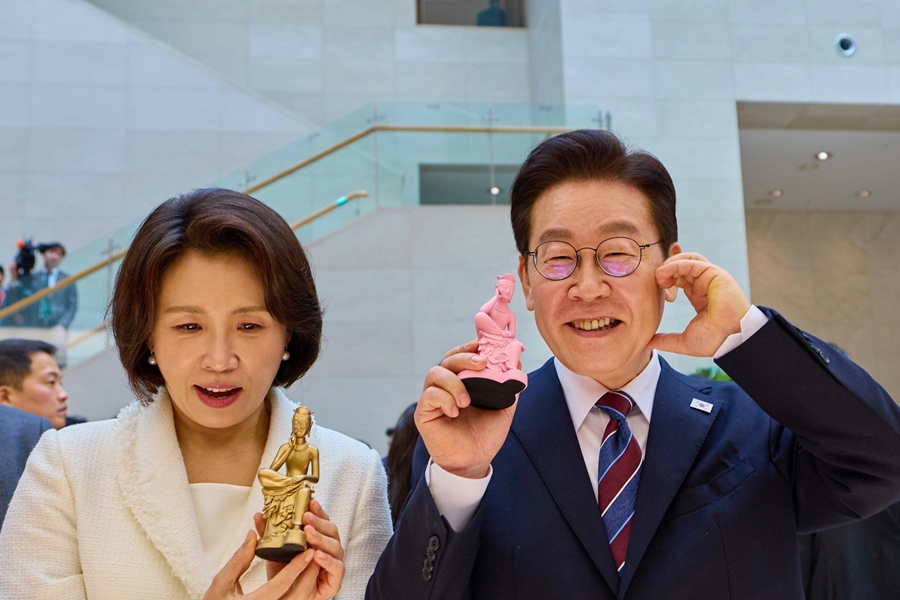 Präsident Lee Jae Myung (rechts) und First Lady Kim Hea Kyung posieren am 26. Februar nach dem Besuch der Sonderausstellung 
