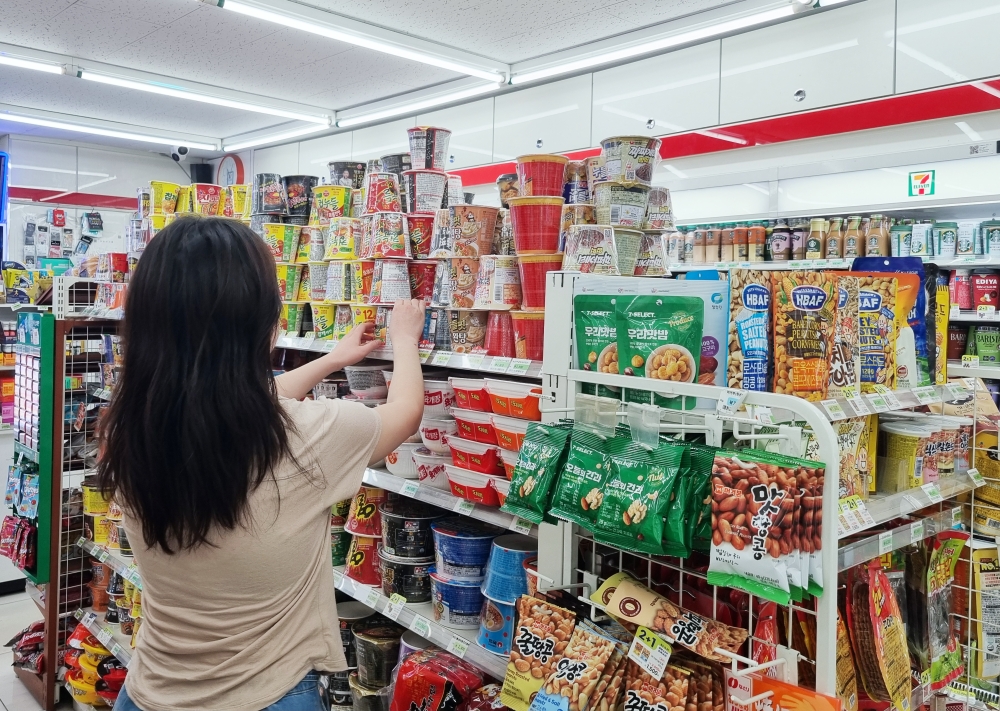 Eine Verbraucherin betrachtet am 29. Mai in einem Convenience-Store in Seoul Lebensmittel wie Instantnudeln. Das stieg im ersten Quartal 2026 um 2,4 Prozent auf 5,48 Millionen Won. ⓒ Aisylu Akhmetzianova