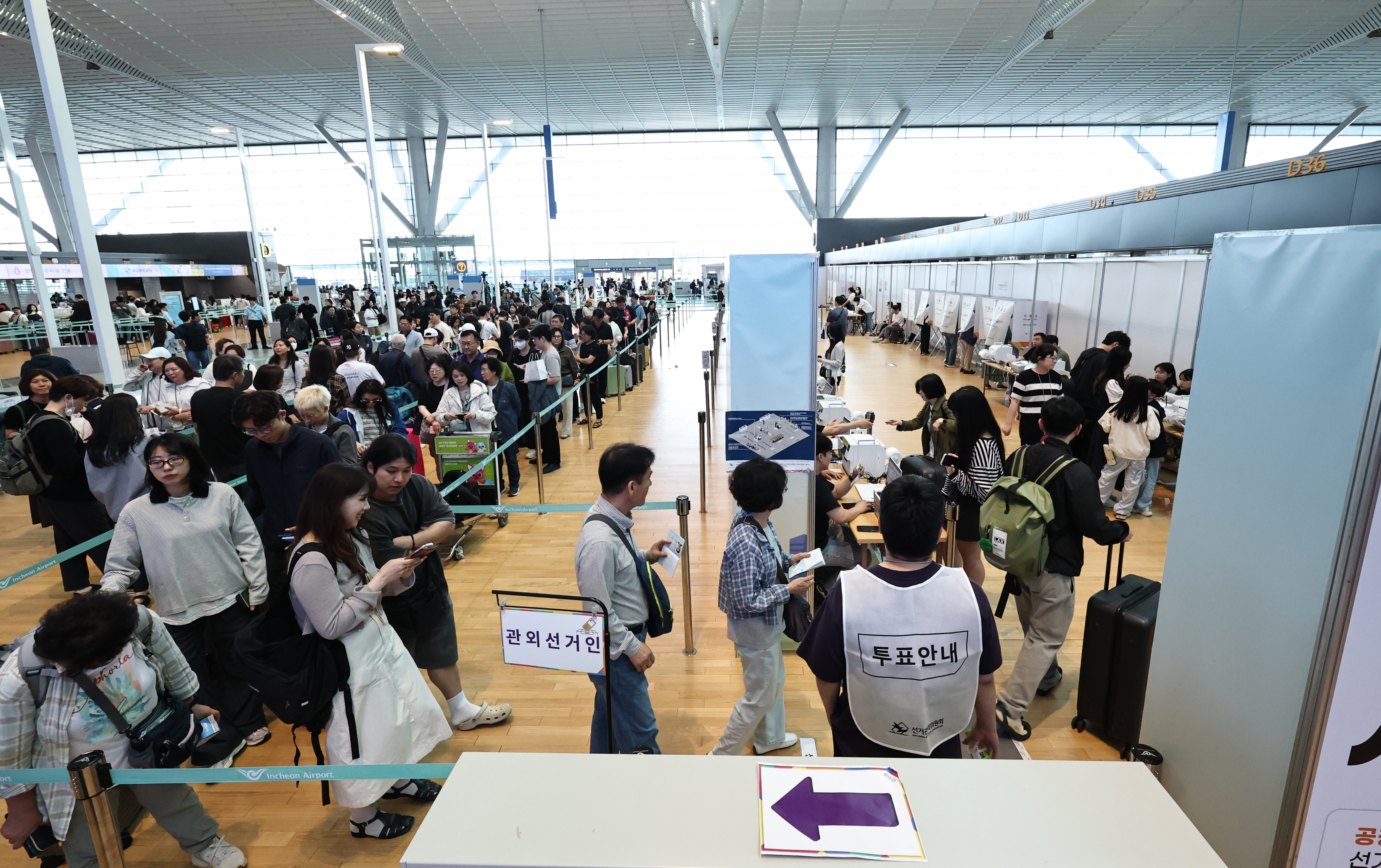 W&auml;hler stehen am 29. Mai vor einem Fr&uuml;hwahllokal im Terminal 2 des internationalen Flughafens Incheon f&uuml;r die 9. landesweiten Kommunalwahlen an ⓒ Yonhap News 