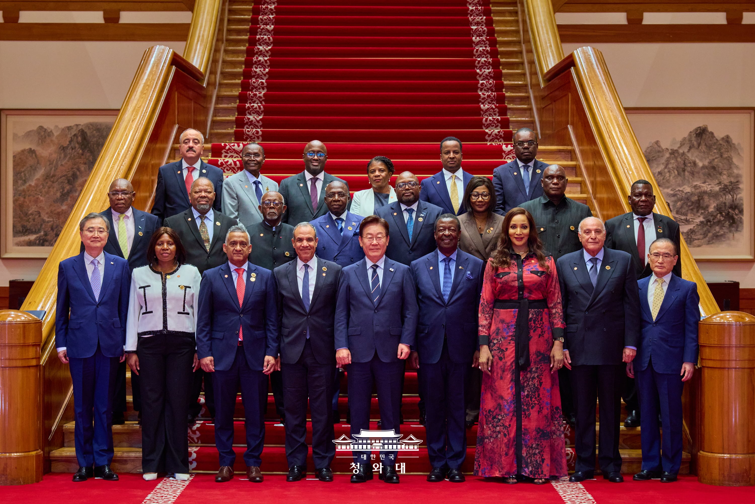 Pr&auml;sident Lee Jae Myung (F&uuml;nfter von links in der vorderen Reihe) posiert am 2. Juni im Cheong Wa Dae mit Au&szlig;enministern und Vertretern auf Ministerebene aus afrikanischen L&auml;ndern sowie internationalen Organisationen f&uuml;r ein Erinnerungsfoto ⓒ Cheong Wa Dae