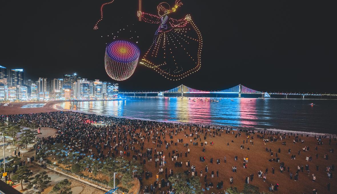 Anl&auml;sslich des BTS-Konzerts in Busan wird vom 12. bis zum 13. Juni im Bereich des Gwangalli-Strandes eine Drohnenshow pr&auml;sentiert ⓒ Visit Busan