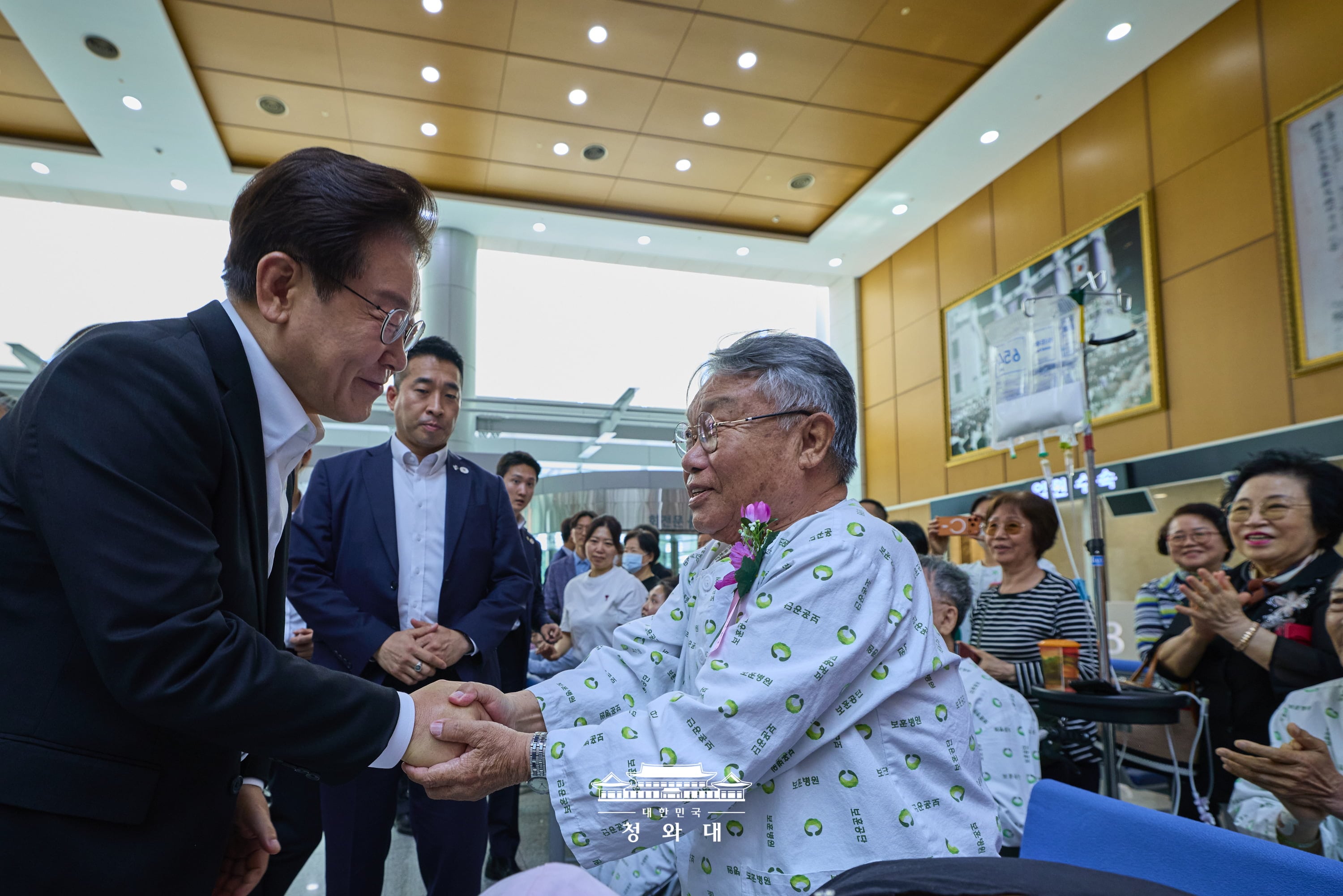 Präsident Lee Jae Myung (links) besucht am 6. Juni anlässlich des Gefallenengedenktags das HS (Veterans Health Service) Medical Center in Gangdong-gu, Seoul ⓒ Cheong Wa Dae