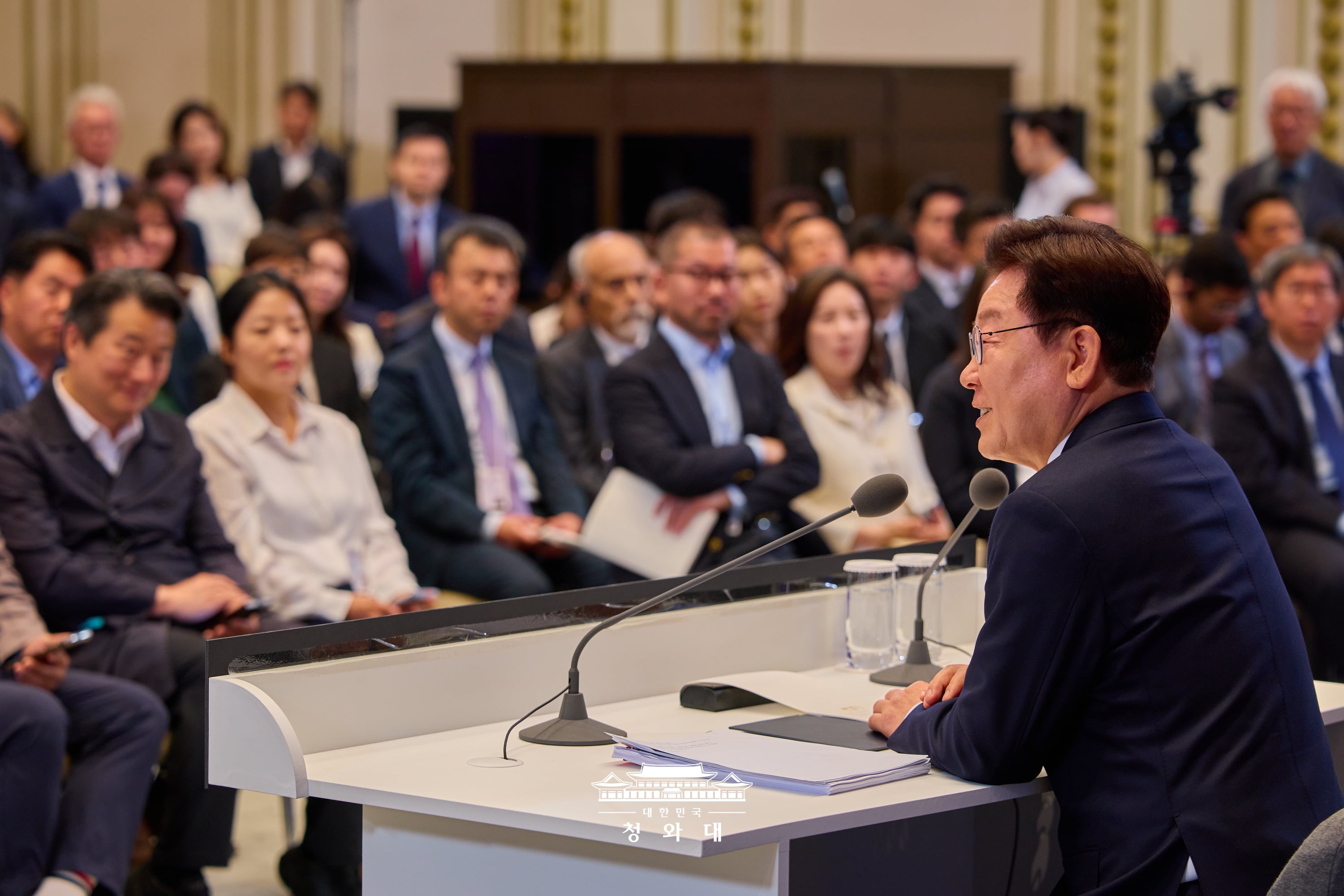 Pr&auml;sident Lee Jae Myung &auml;u&szlig;ert sich am 8. Juni bei einer Pressekonferenz anl&auml;sslich seines einj&auml;hrigen Amtsjubil&auml;ums im Cheong Wa Dae
