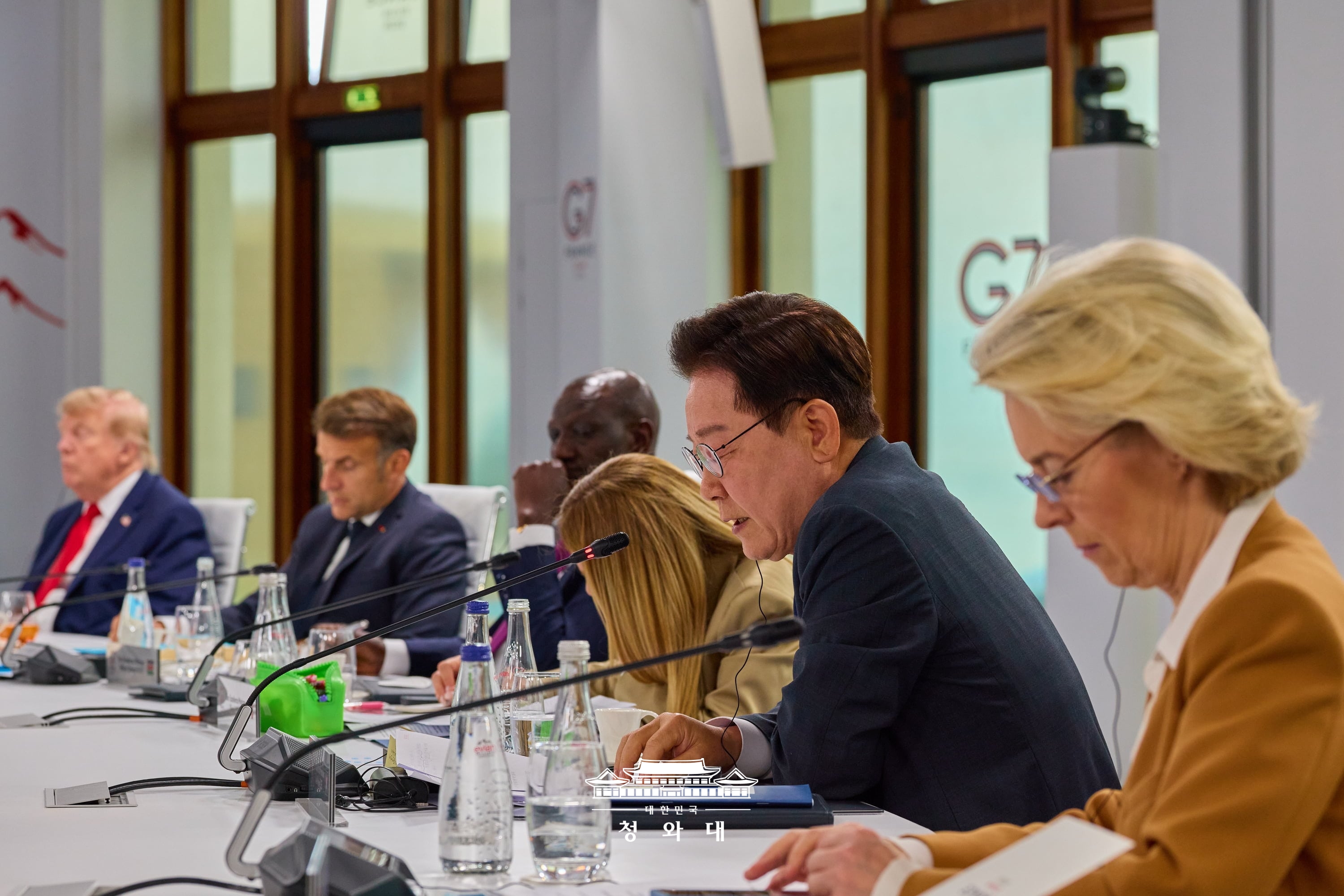Pr&auml;sident Lee Jae Myung (Zweiter von rechts) &auml;u&szlig;ert sich am 16. Juni an der ersten erweiterten Sitzung des G7-Gipfels in &Eacute;vian in Frankreich