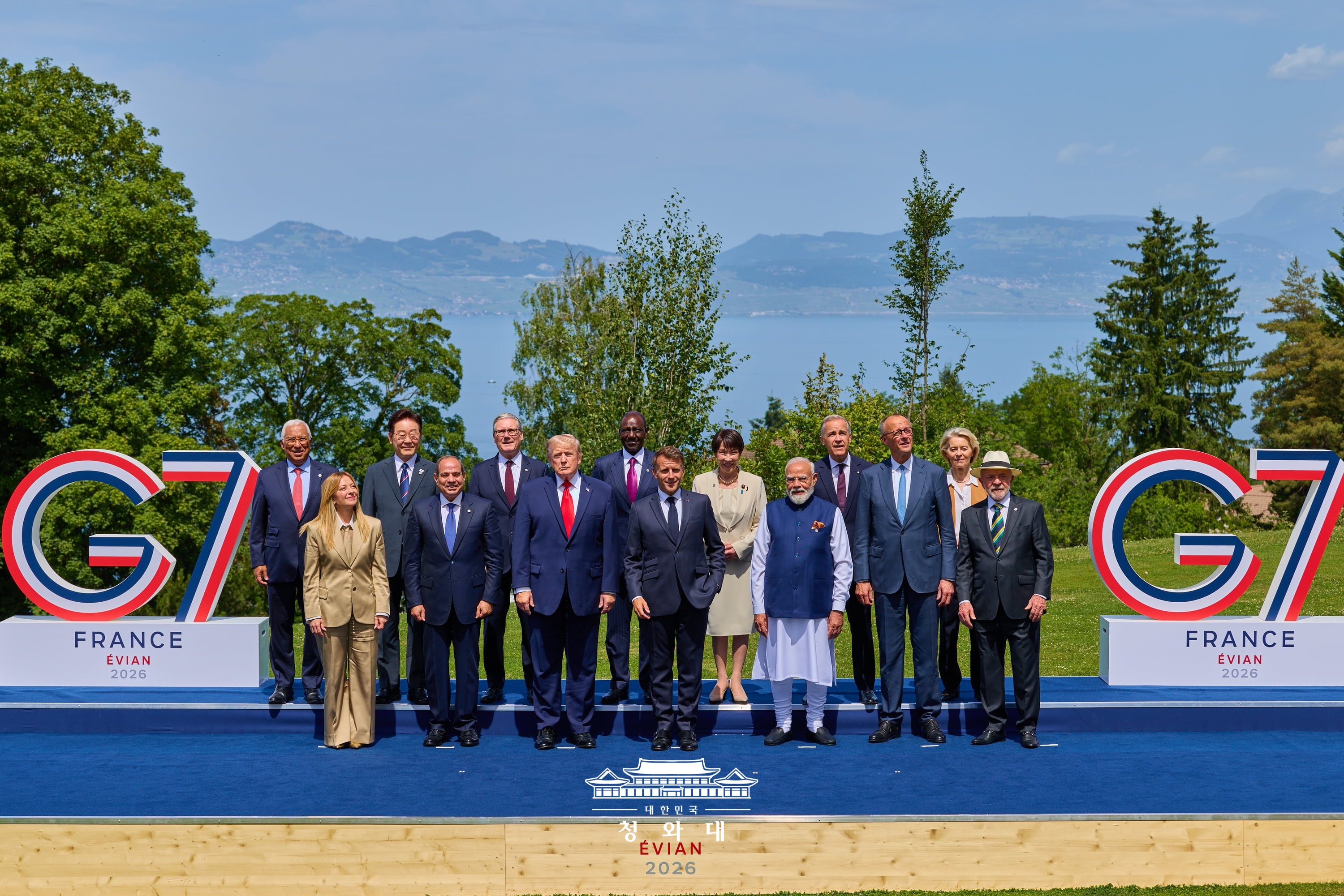 Pr&auml;sident Lee Jae Myung (Dritter von links) posiert am 16. Juni beim G7-Gipfel gemeinsam mit den Staats- und Regierungschefs der teilnehmenden L&auml;nder f&uuml;r ein Erinnerungsfoto