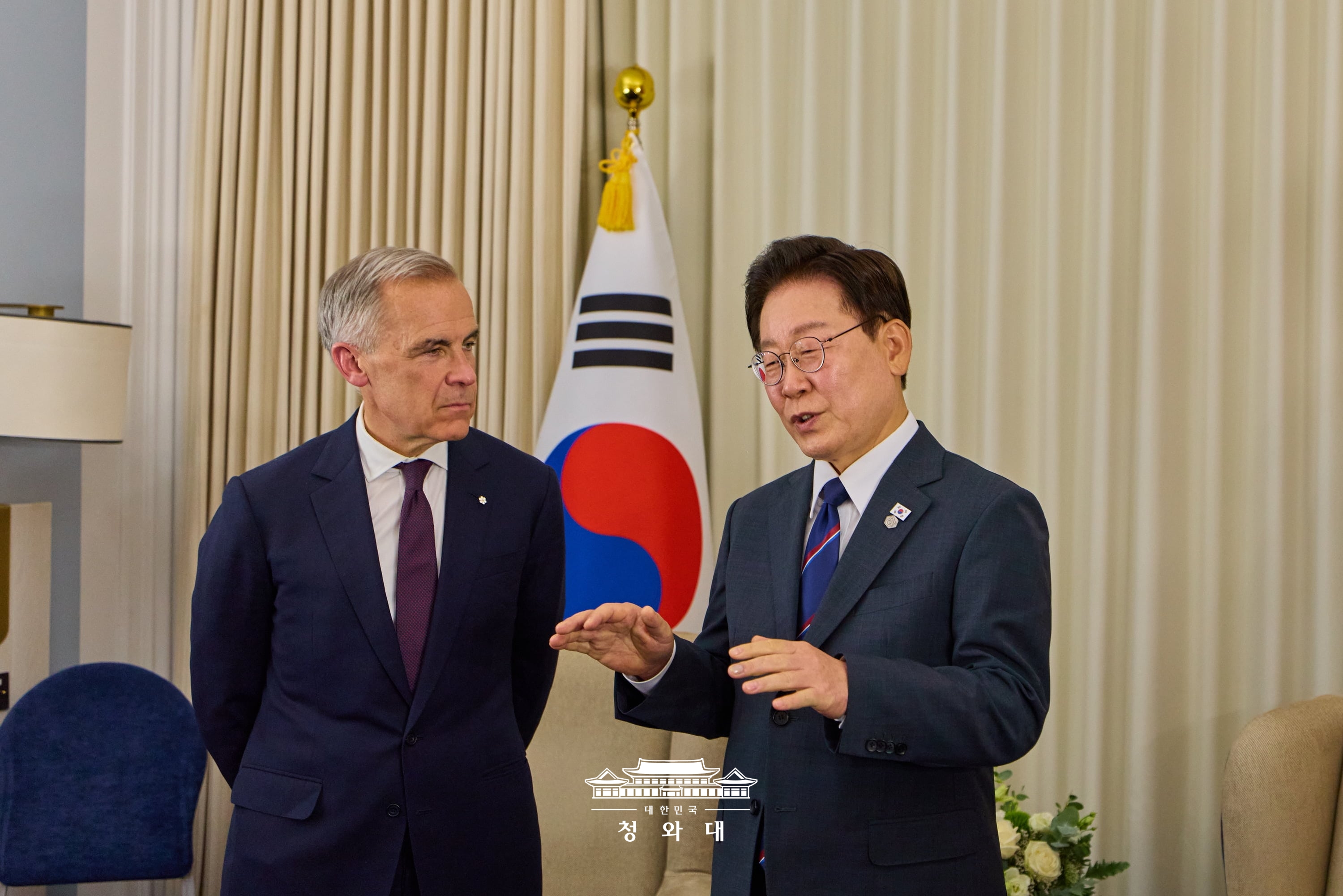Am 16. Juni nehmen Pr&auml;sident Lee Jae Myung (rechts) und der kanadische Premierminister Mark Carney am bilateralen Treffen im Rahmen des G7-Gipfels in &Eacute;vian in Frankreich