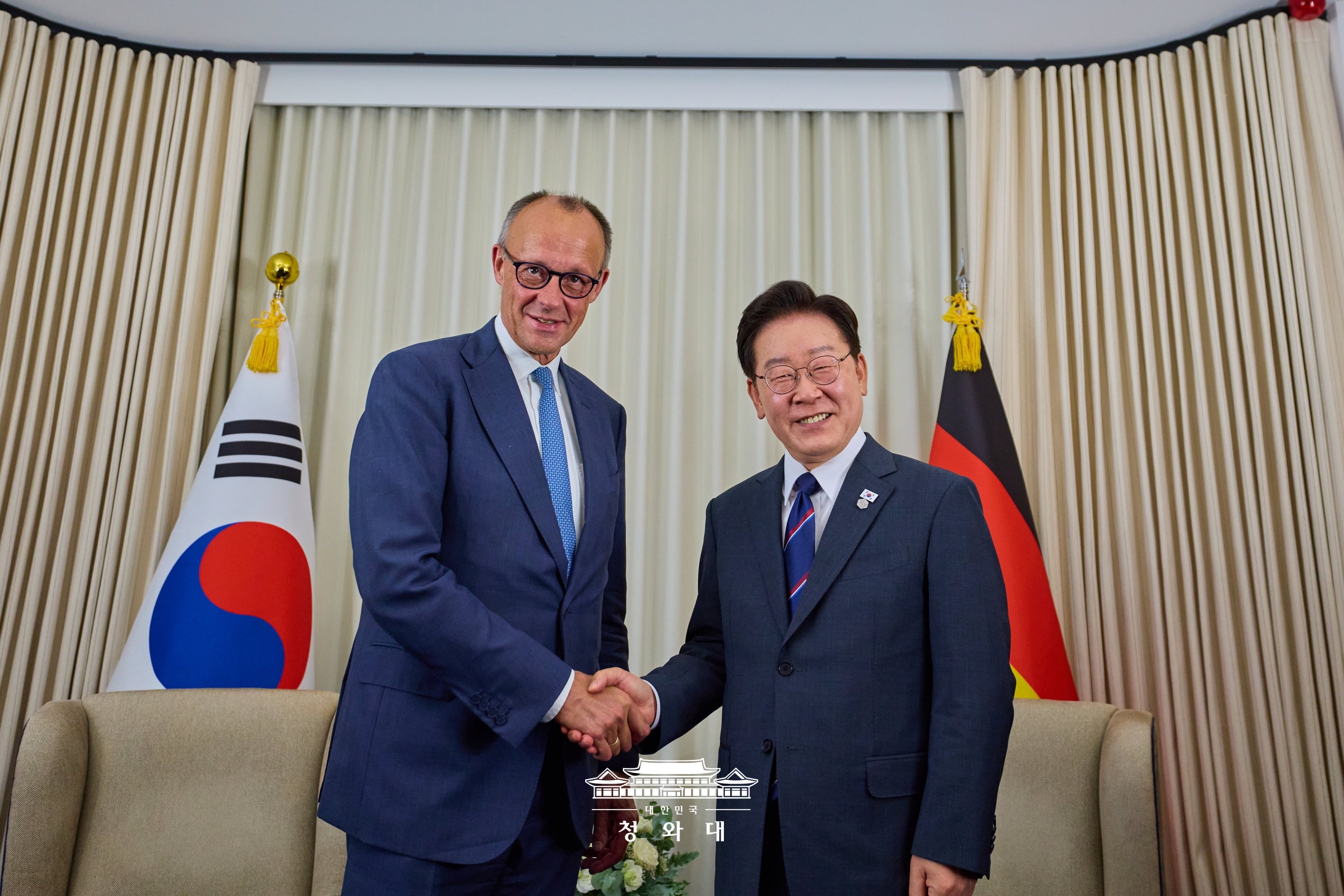 Am 16. Juni sch&uuml;tteln Pr&auml;sident Lee Jae Myung und Bundeskanzler Friedrich Merz nach ihrem bilateralen Treffen am Rande des G7-Gipfels in &Eacute;vian, Frankreich, die H&auml;nde