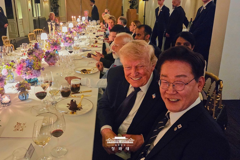 Präsident Lee Jae Myung (rechts) trifft am 16. Juni beim Staatsbankett am Rande des G7-Gipfels in Évian in Frankreich den US-Präsidenten Donald Trump