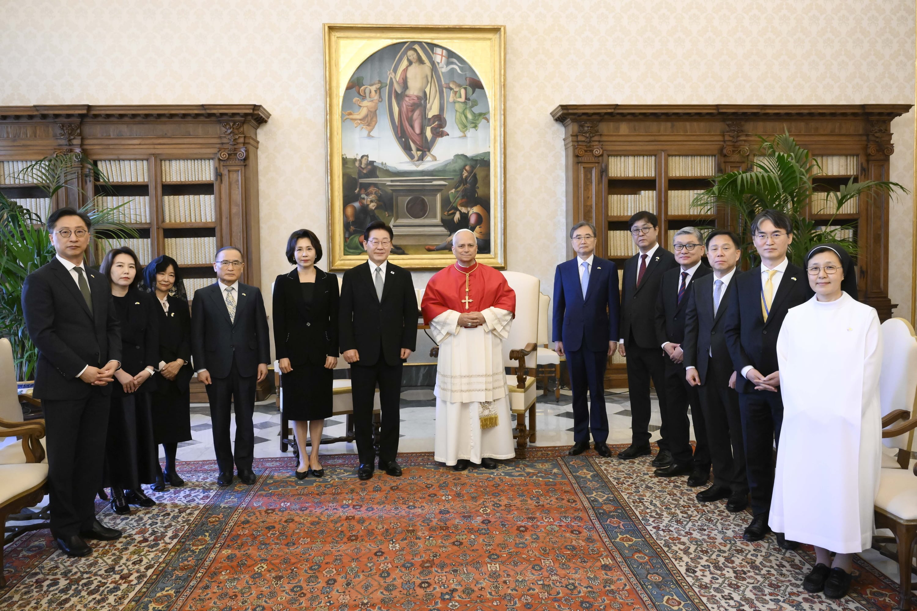 Pr&auml;sident Lee Jae Myung (Sechster von links) und Papst Leo XIV. posieren am 15. Juni im Vatikan f&uuml;r ein Erinnerungsfoto ⓒ Vatican Media